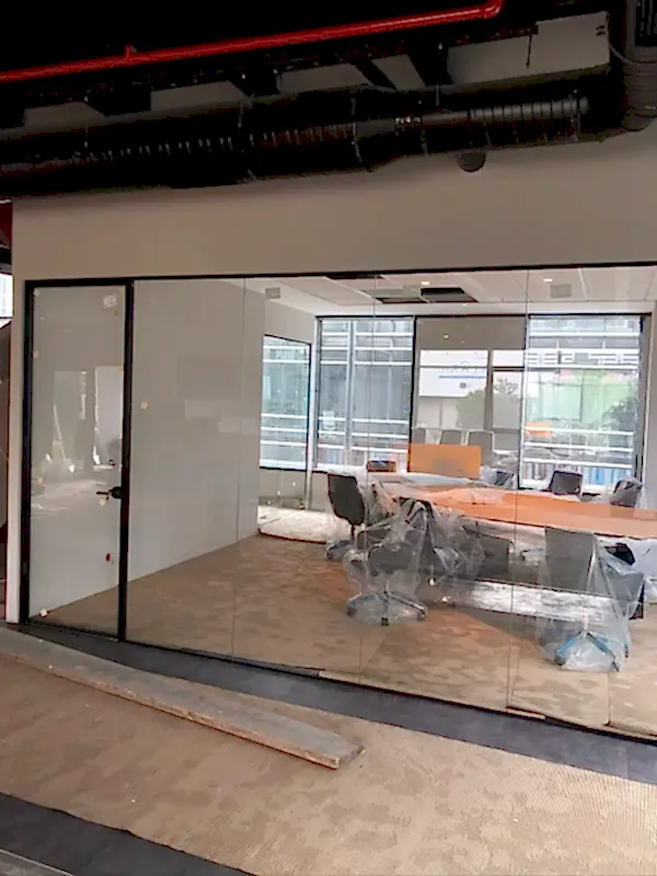 Hoppe Çerçeveli Ekoline Ofis Bölme: Ekonomik & Şık Çözümler | Cam Dizayn