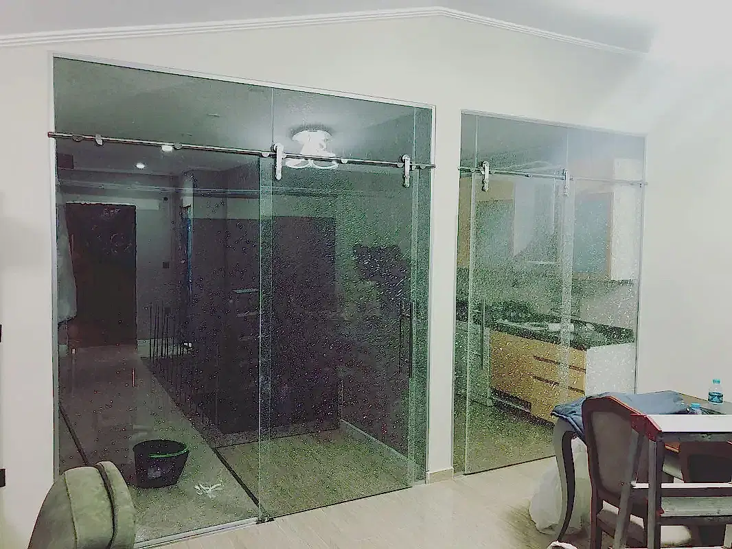 Patlamış Camlı Cam Bölme