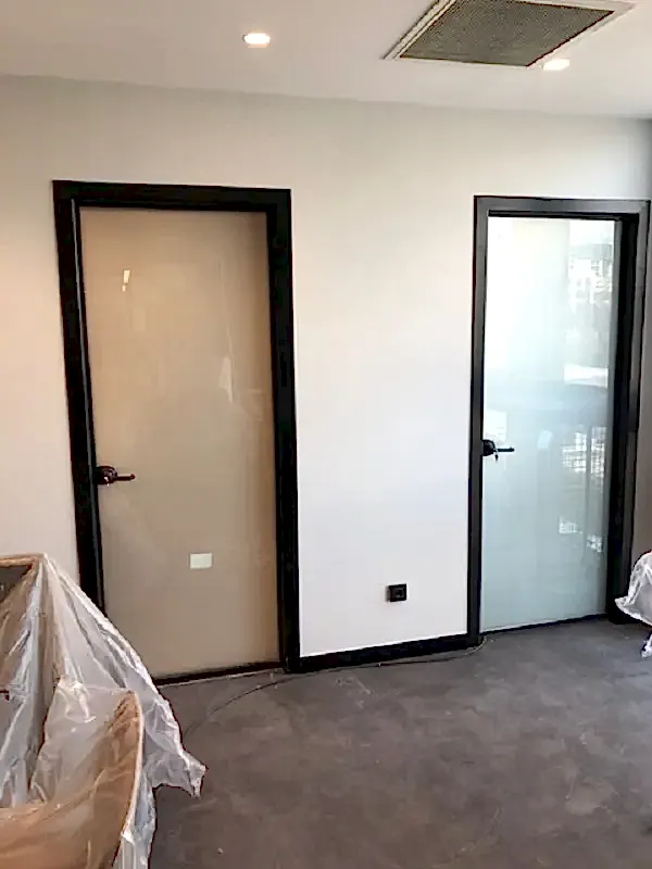 Hoppe HCS Serisi Ayarlı Pervazlı Alüminyum Kasa Opak Cam Kapı