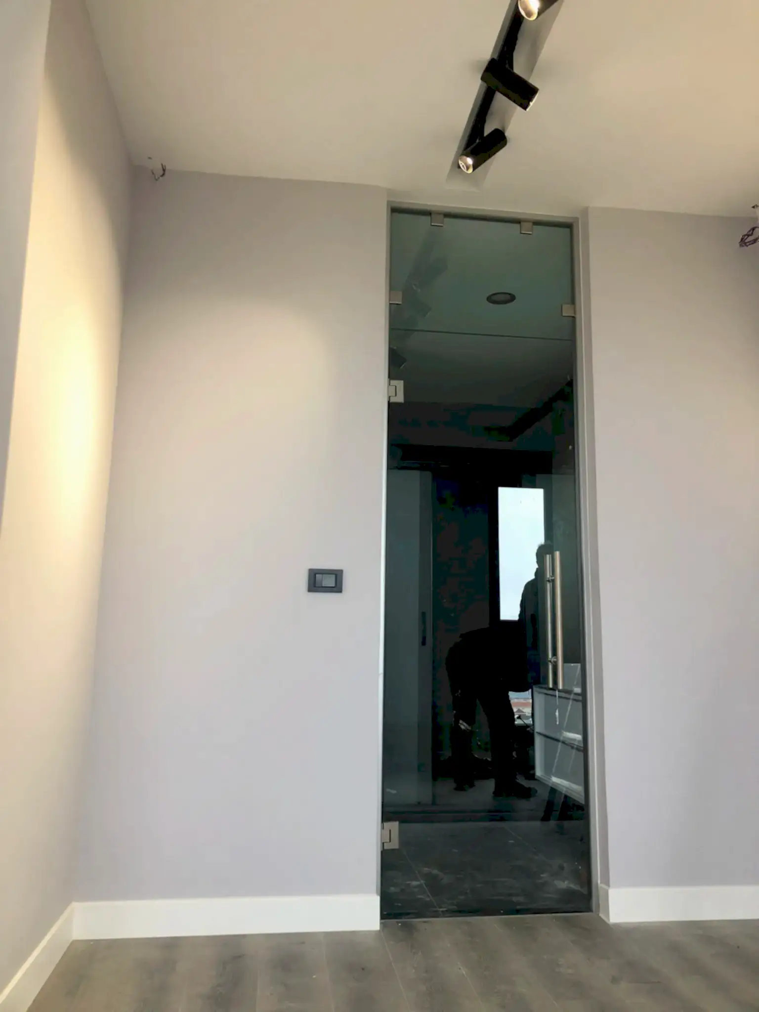 Paraduş Yaylı ve Hidrolikli Cam Kapı Menteşe Sistemleri