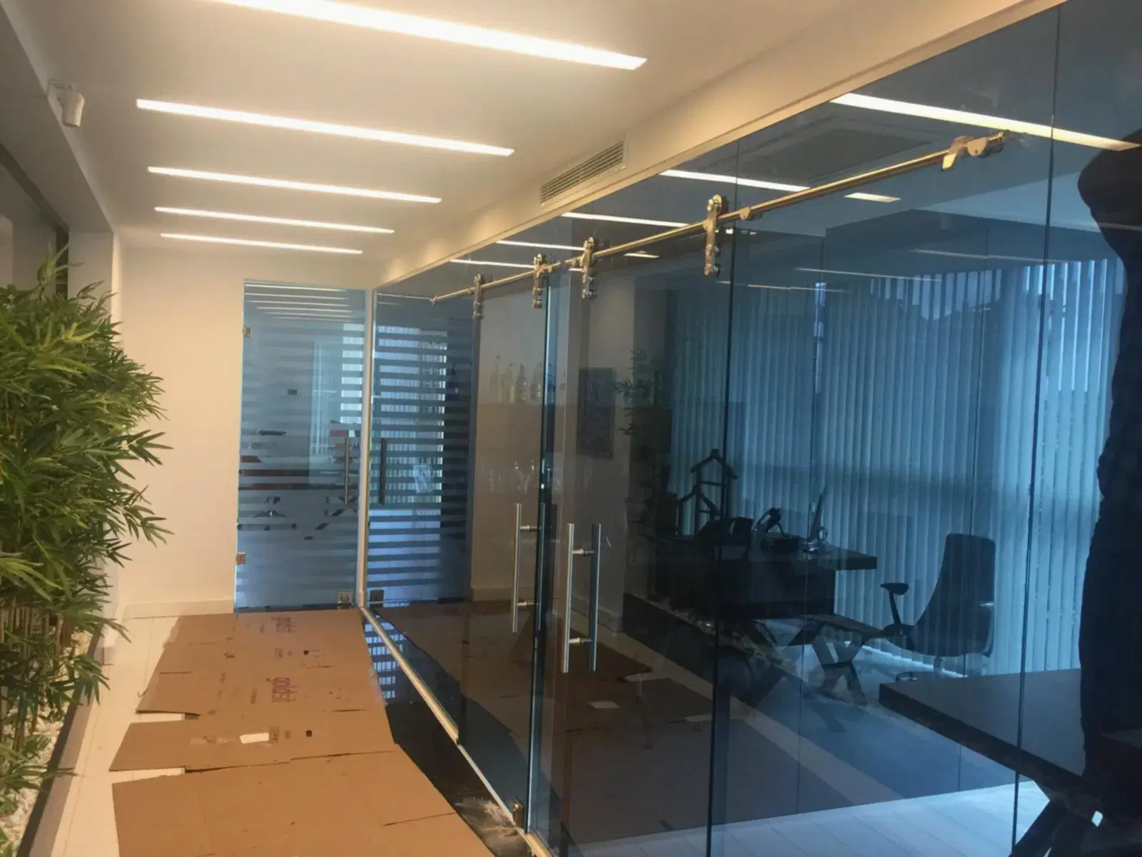 Manet Sürgülü Füme Camlı Kapı