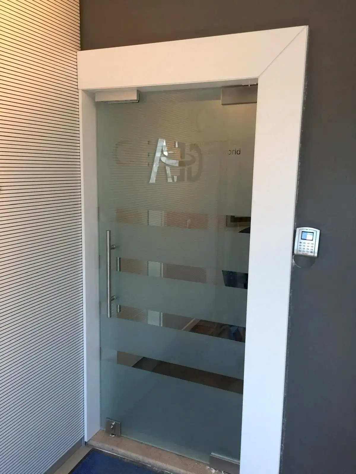 Kartlı ve Şifreli Geçiş Sistemli Hidrolik Cam Kapı Çözümleri