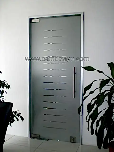 Kasalı Hidrolikli Kumlama Şeritli Cam Kapı