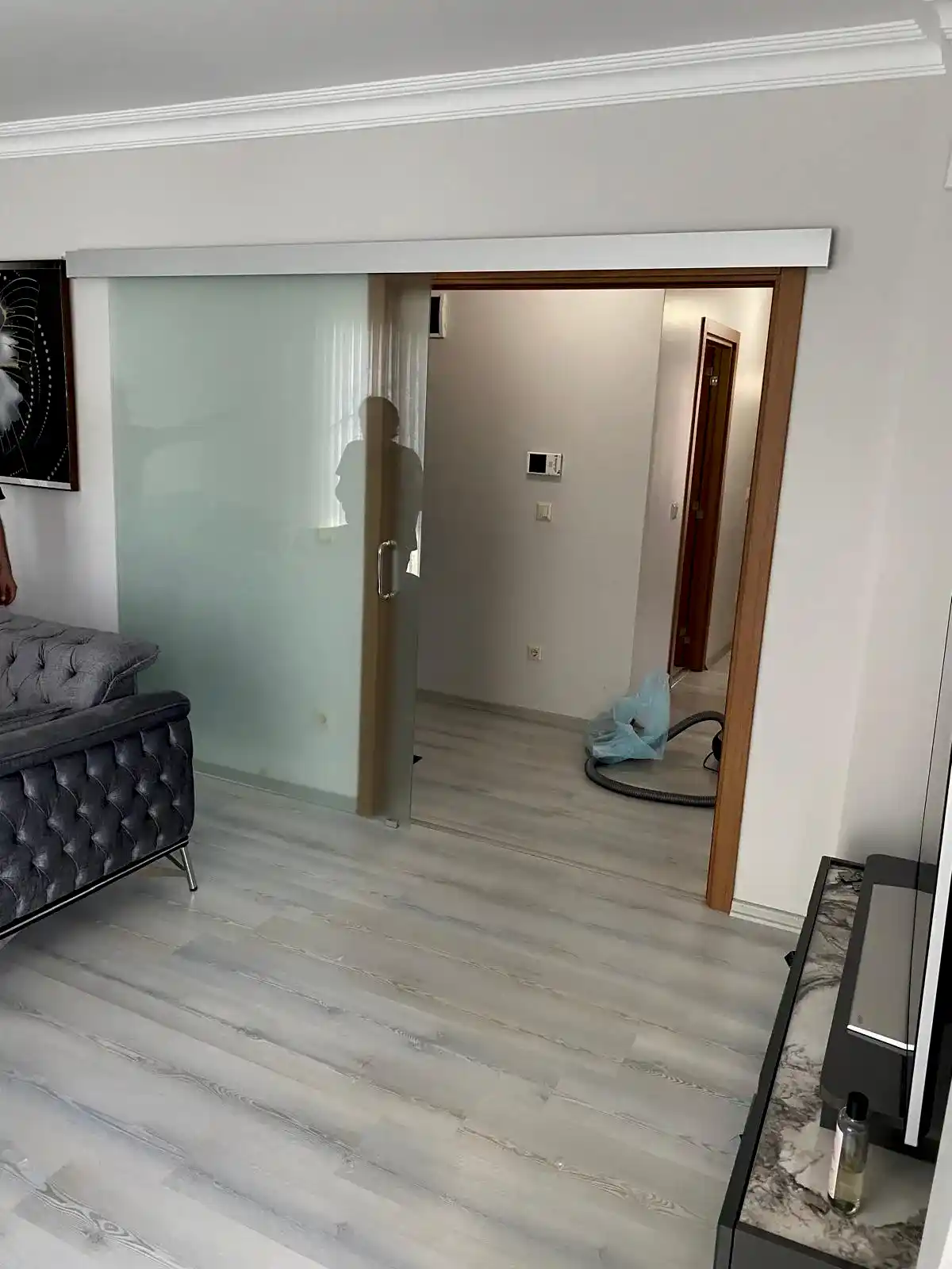 Satine Camlı Sürme Kapı Sistemleri: Estetik, Mahremiyet ve Yer Tasarrufu