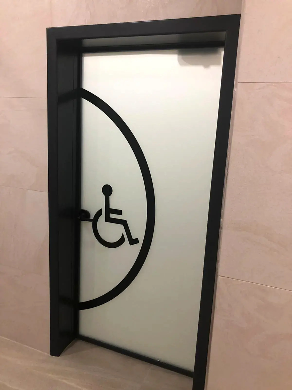 Banyo ve WC İçin Nem Dayanımlı Opak Lamine Cam Kapı Sistemleri