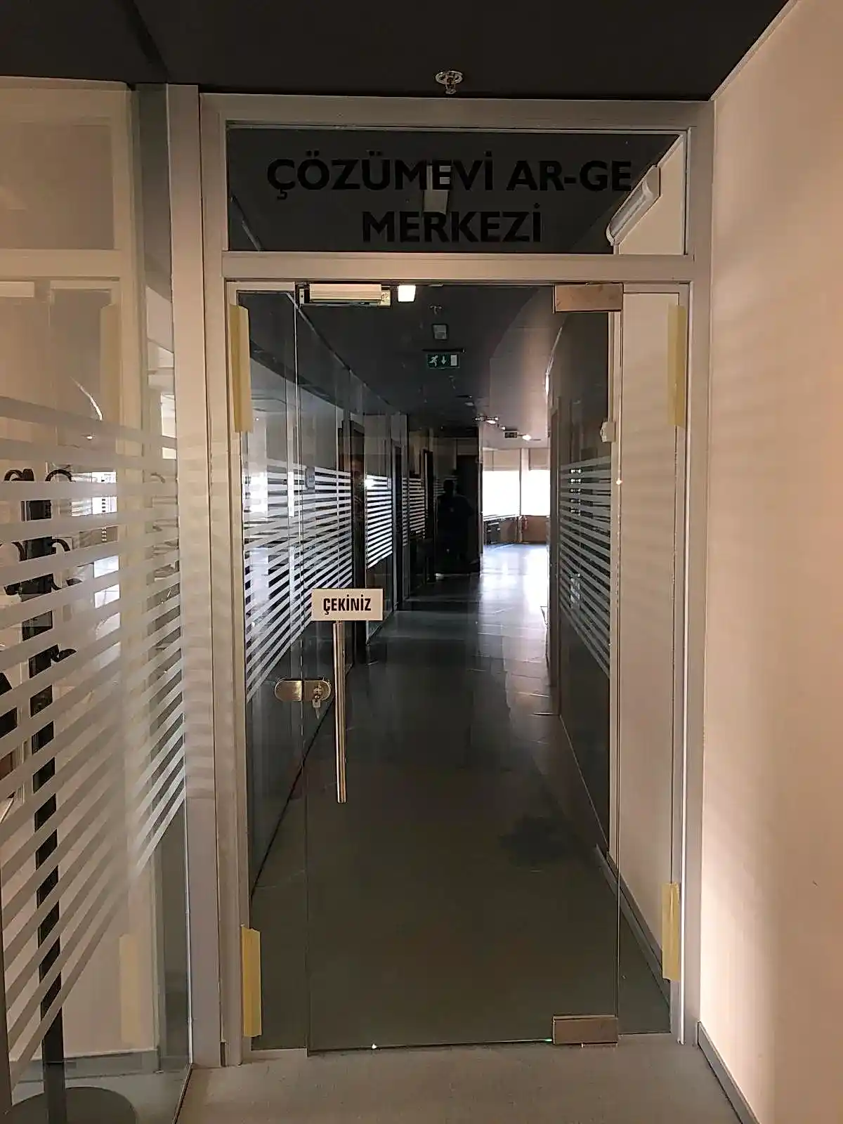 Kasalı Üstten Sabit Camlı Hidrolik Menteşeli Kapı | Camdizayn